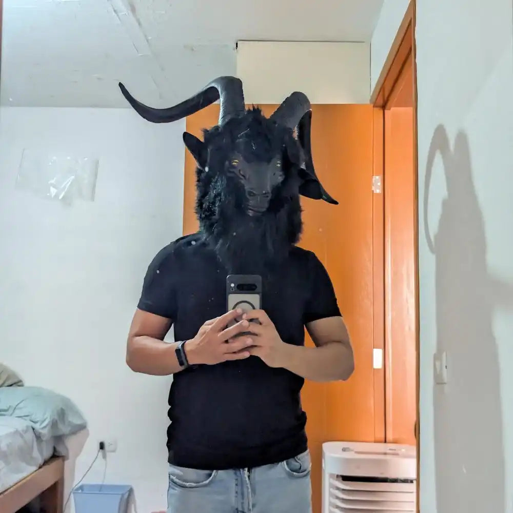 Svart Geit / Black Phillip Lateksmaske med Horn